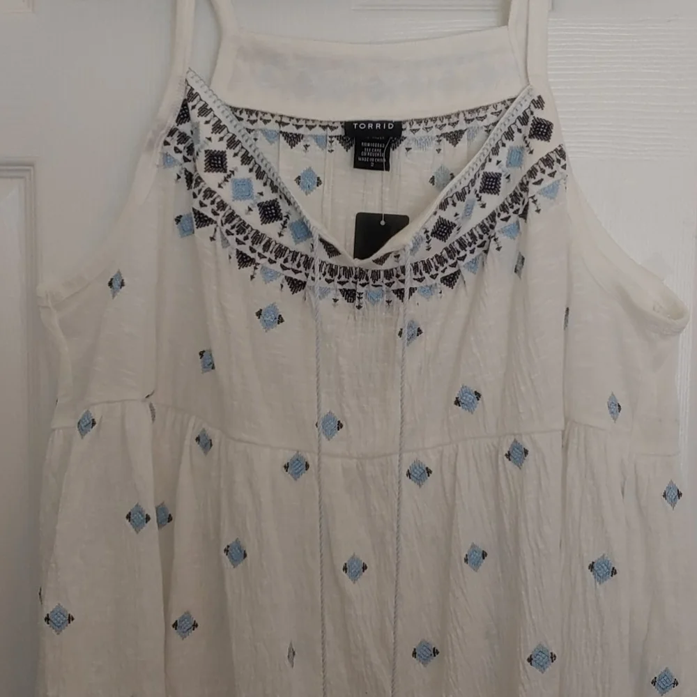 torrid White Sleeveless Embroidered Tank with Light Blue Accents - Picture 2 of 4